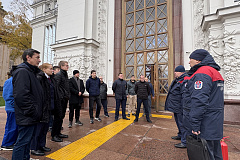 На тренировках мы учим людей во всём слушать пожарных